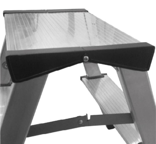 Aluminium-Klapptritt mit geriffelter Plattform und stabiler Scharnierkonstruktion.