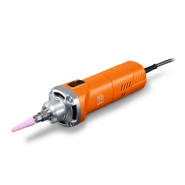 Fein Geradschleifer bei der Bearbeitung von Löchern in einer Metallplatte. Eine Person trägt Schutzhandschuhe.