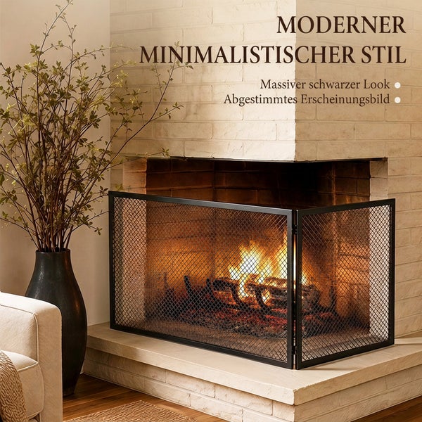 Dreiteiliges Funkenschutzgitter aus Metall vor einem gemauerten Kamin mit brennendem Feuer im Wohnzimmer.