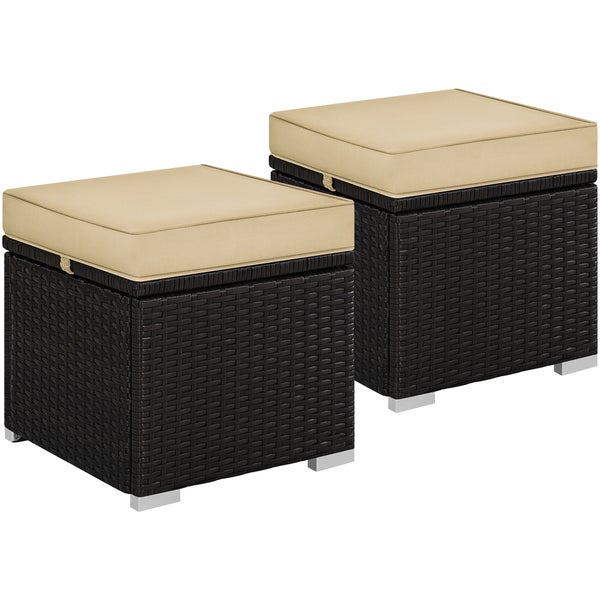 Zwei geflochtene Hocker mit gepolsterten Sitzen