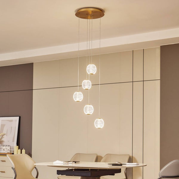 Fünfflammige Pendelleuchte mit strukturierten Glaskugeln in verschiedenen Höhen über einem Esstisch in einem hellen, modernen Esszimmer.