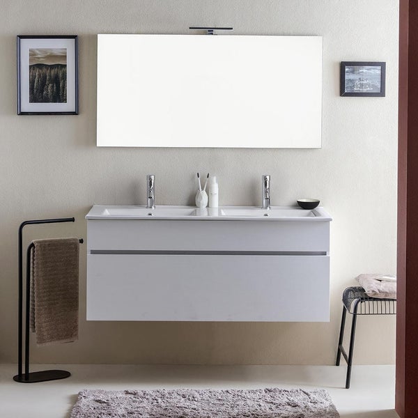 Modernes Badezimmer mit Doppelwaschtisch, Wandspiegel mit Aufsatzleuchte und Handtuchhalter in einem minimalistischen und organisierten Design.