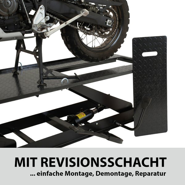 Motorrad auf einer Motorradhebebühne mit Revisionsschacht für einfache Montage, Demontage und Reparatur.