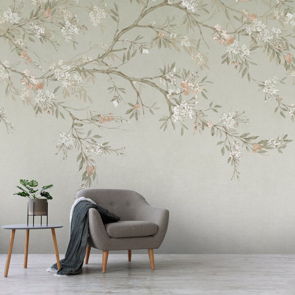 Wohnzimmer mit Fototapete mit Blumenmuster, Sessel und Beistelltisch