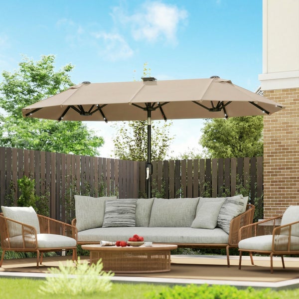 Doppel-Sonnenschirm über einem Gartentisch mit drei Stühlen, ausgestattet mit zwei Lüftungsöffnungen und einem Solarpanel.
