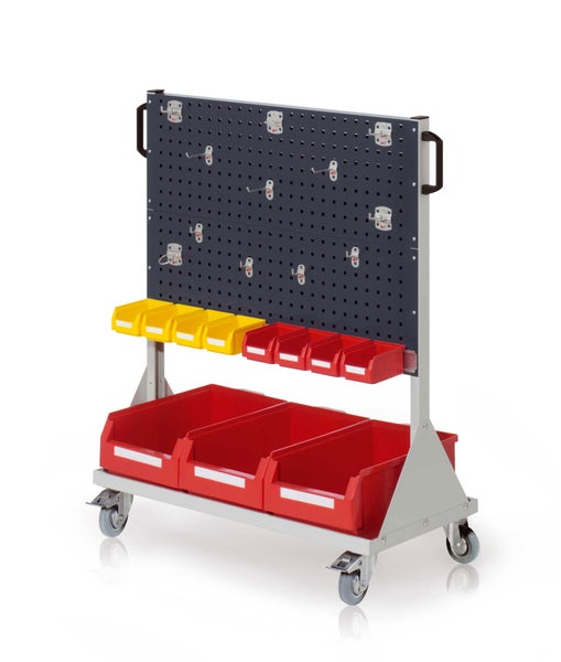 Fahrbarer Werkstattwagen mit Werkzeuglochwand, Haken und Sichtlagerkästen aus Kunststoff in Gelb und Rot.