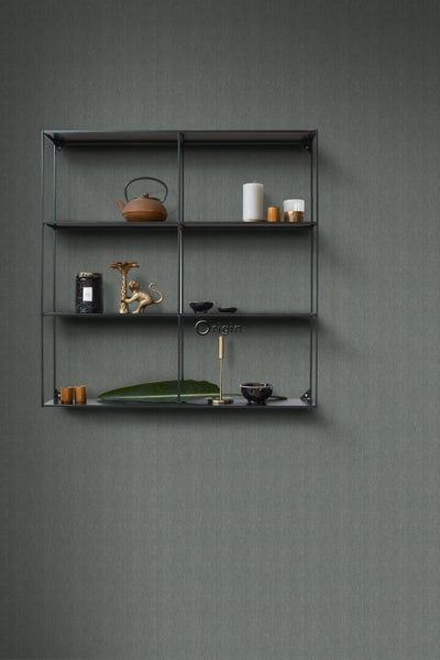 Wandregal mit Deko-Objekten an der Wand