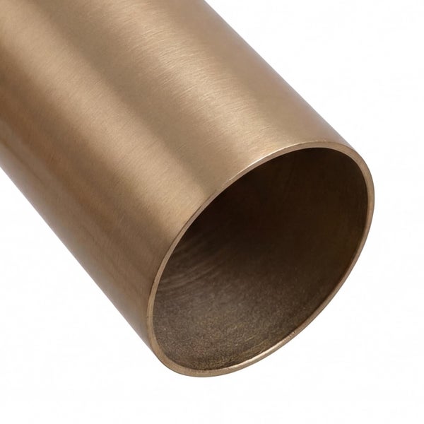 Zylindrisches Metallrohr in Bronze mit gebürsteter Oberfläche in der Detailansicht