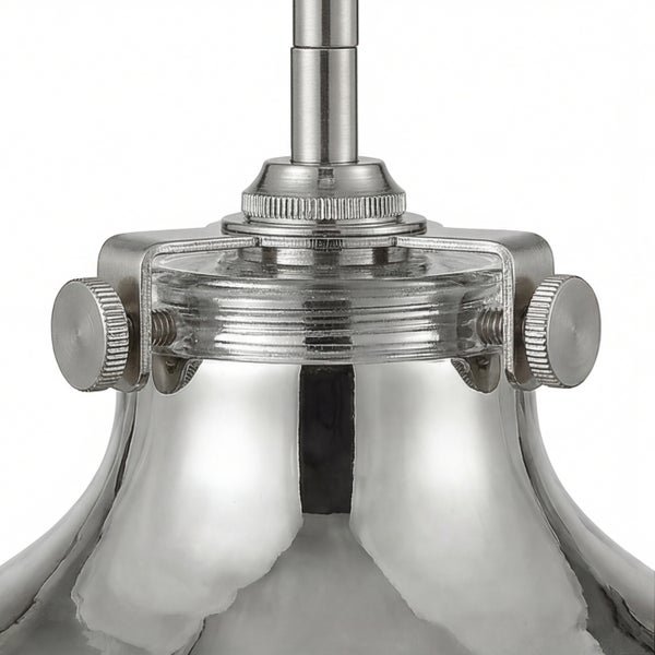 Detailaufnahme einer Pendelleuchte mit Metallelementen und klarem Glas