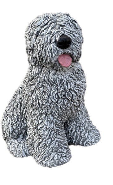 Gartenfigur in Form eines zotteligen, sitzenden Hundes mit herausgestreckter Zunge, ideal als Dekoration für den Außenbereich.