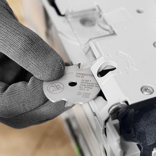 Festool TSV 60 Zubehörteil wird von einer Hand mit Handschuh eingesetzt