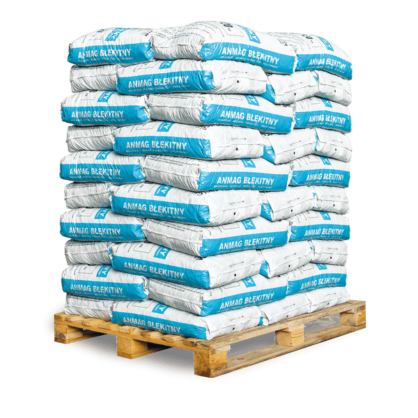 Palette mit Säcken Anmag Błękitny Ekogroszek Kohle auf einer Holzpalette