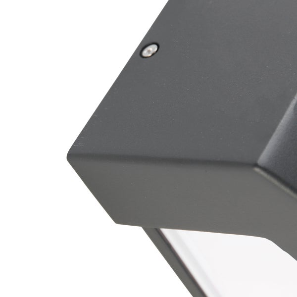 Nahaufnahme einer schwarzen Außenwandleuchte mit mattem Gehäuse und sichtbarer Schraube.