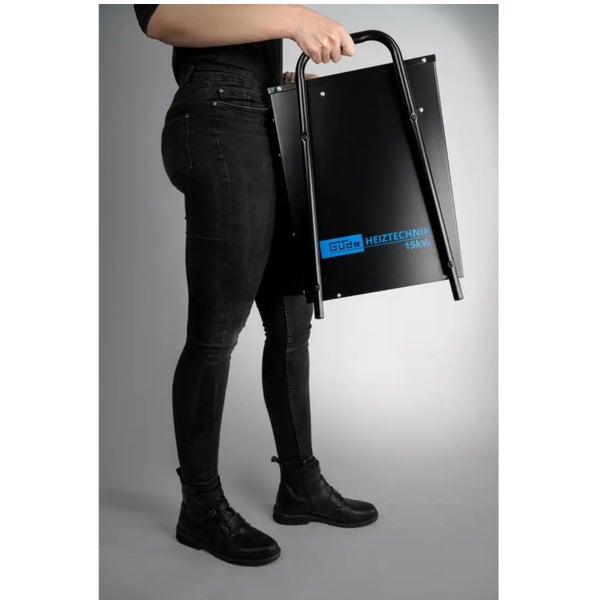 Person hält Güde Heiztechnik 15 Kilowatt Heizlüfter