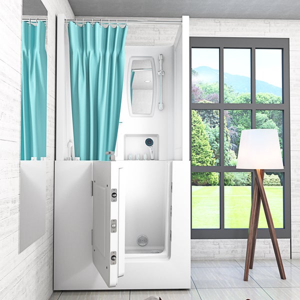 Weiße Sitzbadewanne mit Tür, integrierter Dusche und hellblauem Duschvorhang in einem hellen, modernen Badezimmer mit Fenster zum Garten.