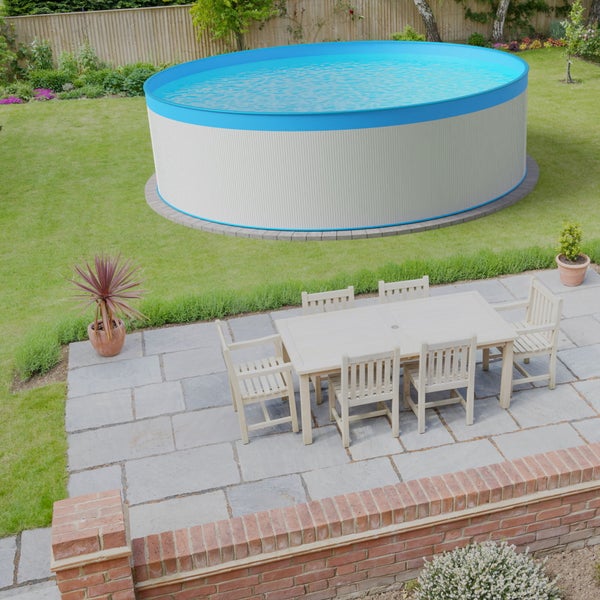 Szene im Garten mit rundem Pool und Gartentischgarnitur auf Steinterrasse