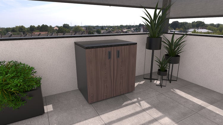 Balkonszene mit einem Außenschrank, Topfpflanzen und einem Ausblick