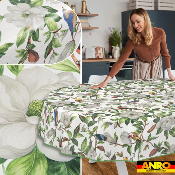 Ovale Wachstuch-Tischdecke mit Blumen- und Vogelmotiv in einer hellen Küche, Nahaufnahmen der Struktur und ANRO Deutsche Manufaktur Logo.