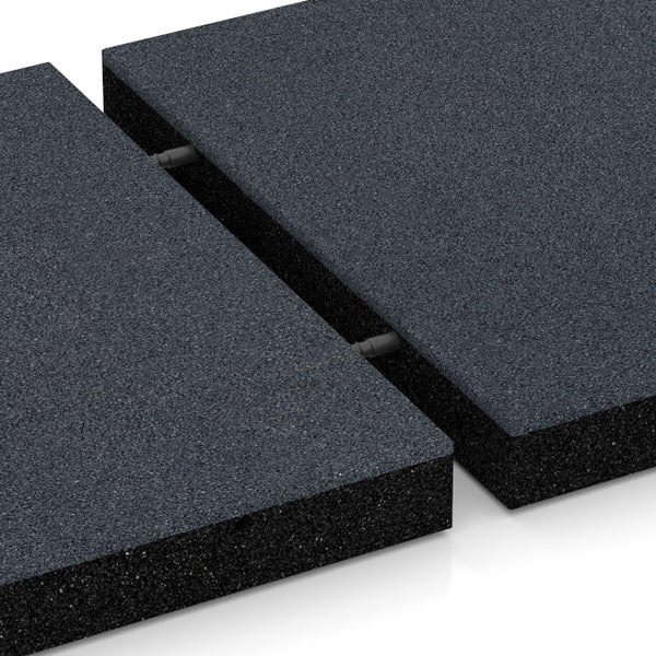 Zwei quadratische Fallschutzmatten aus Gummigranulat mit Steckverbindung.
