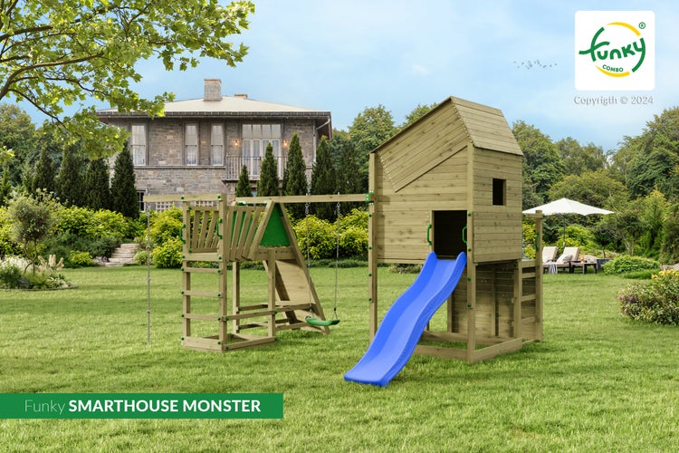 Holz-Spielturm Funky SMARTHOUSE MONSTER mit blauer Rutsche, Schaukel und Kletterwand im weitläufigen Garten. Funky Combo Logo.
