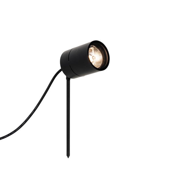 Schwarzer Gartenstrahler mit Erdspieß und Kabel, eingeschaltet.