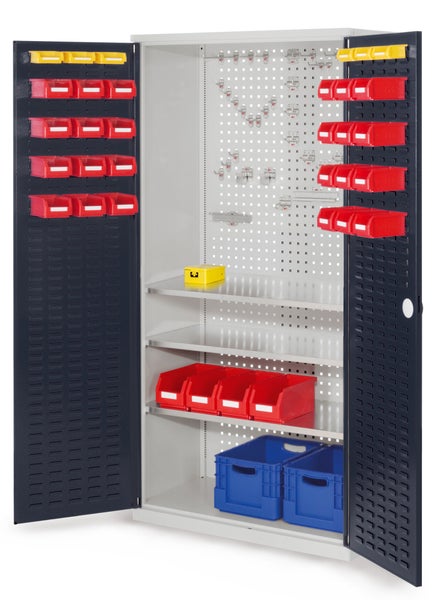 Geöffneter Werkzeugschrank mit Sichtlagerkästen und Regalböden