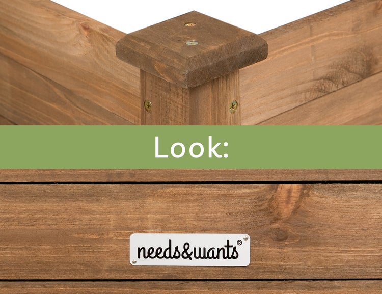 Detailansicht eines Hochbeets aus Holz mit Needs & Wants Logo