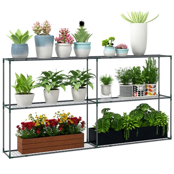 Schwarzes Metallregal mit drei Ebenen, bestückt mit verschiedenen Zimmerpflanzen, Blumenkästen und Sukkulenten in dekorativen Töpfen.