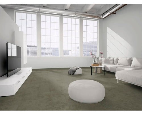 Modernes helles Wohnzimmer im Loft-Stil mit großflächigem grauen Vinylboden, weißem Sofa und großen Fenstern.