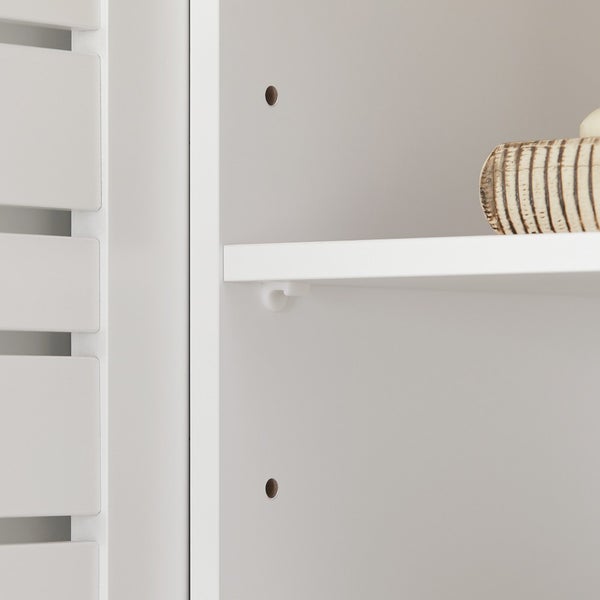 Innenansicht eines weißen Schranks mit einem Regal und einer Ablage.