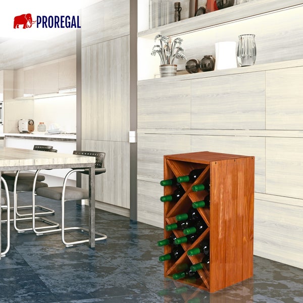 Weinregal aus Holz mit X-förmigen Fächern, gefüllt mit Weinflaschen, in einer hellen modernen Küche mit Holzschränken. Proregal Logo.