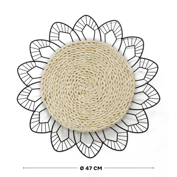 Wanddekoration in Blütenform aus schwarzem Metall und hellem Naturgeflecht, Durchmesser 47 Zentimeter.
