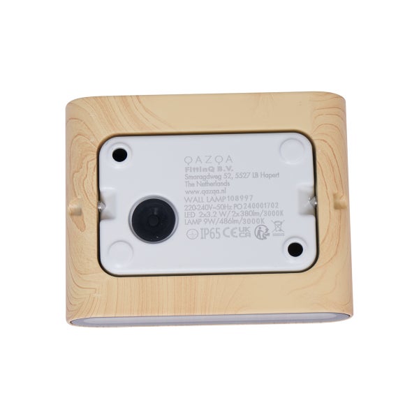 Rückseite einer Wandlampe in Holzoptik mit technischen Angaben, Schutzart IP65 und QAZQA Logo.