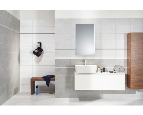 Modernes Badezimmer mit Waschbecken, Spiegelschrank, Bank und Boxhandschuhen