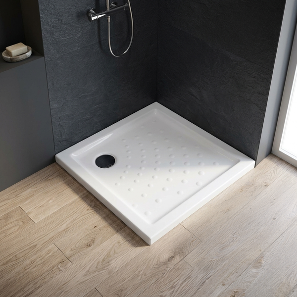 Quadratische weiße Duschwanne mit Antirutsch-Oberfläche in einer modernen Dusche mit dunklen Wänden und hellem Boden in Holzoptik.
