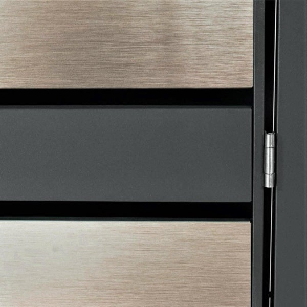 Detailaufnahme einer modernen Gartentür mit horizontalen Lamellen und Scharnier