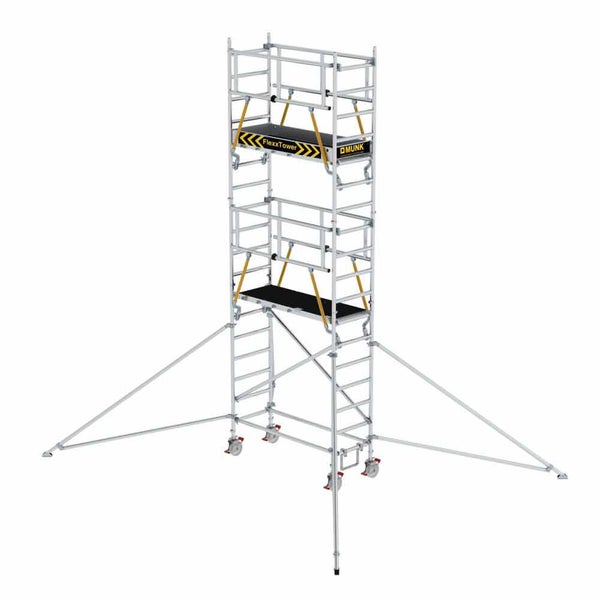 Mobiles Aluminium-Fahrgerüst mit zwei Arbeitsplattformen, Sicherheitsgeländer, stabilisierenden Auslegern und lenkbaren Rollen.