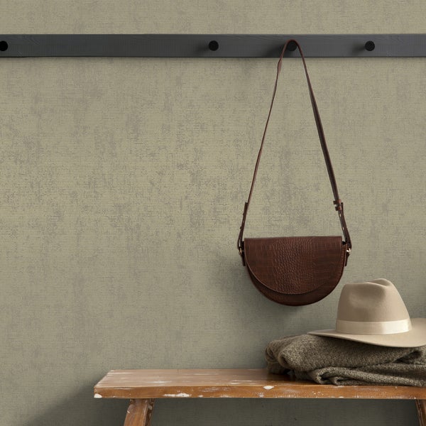 Innenaufnahme eines dekorierten Raumes mit einer Textiltapete an der Wand, einer Garderobe, einer Tasche und Accessoires auf einer Bank