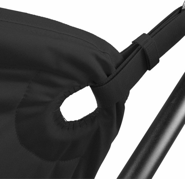 Detailaufnahme einer Hängematte mit Stoffbezug und Aufhängung