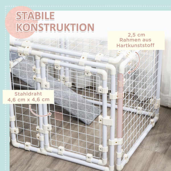 Mann boxt gegen einen freistehenden Boxsack in einem Wohnraum.