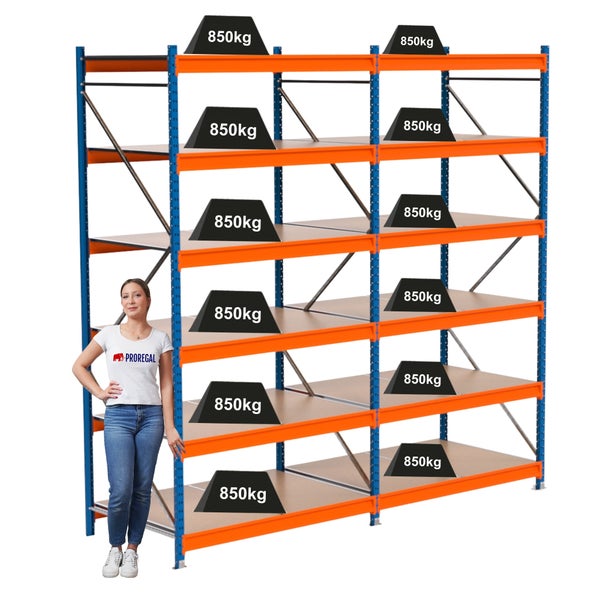 Belastbares Schwerlastregal mit Gewichtsangabe und einer Frau als Größenvergleich