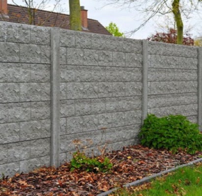Betonzaun mit Steinmuster für den Garten