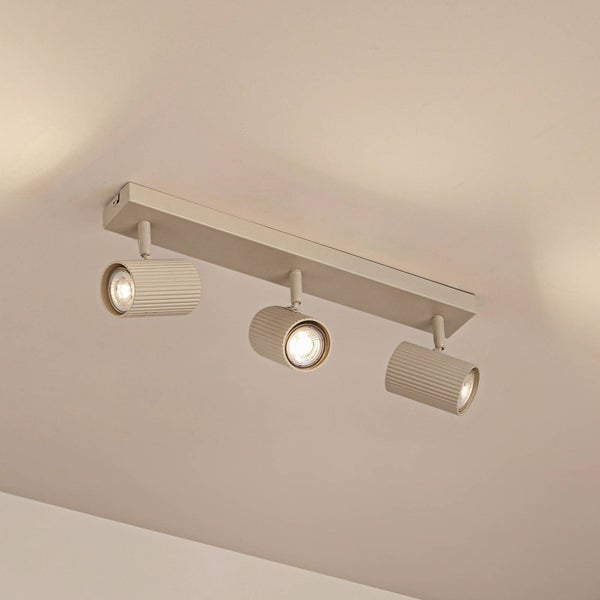 Deckenleuchte mit drei Strahlern zur Raumbeleuchtung