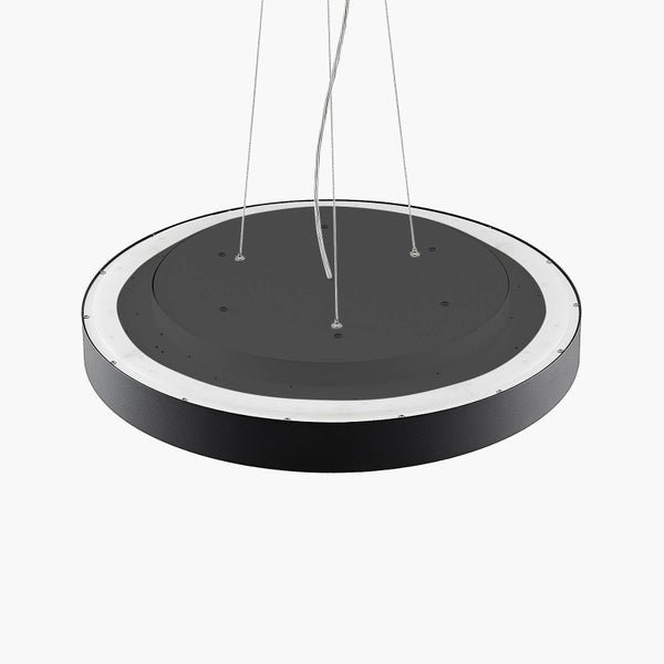 Runde LED-Pendelleuchte aus schwarzem Metall mit Seilaufhängung.