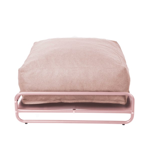 Hundebett mit rosa Metallgestell und weichem Textilkissen.
