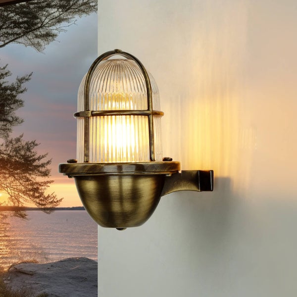 Wandleuchte im maritimen Stil mit geriffeltem Glasschirm