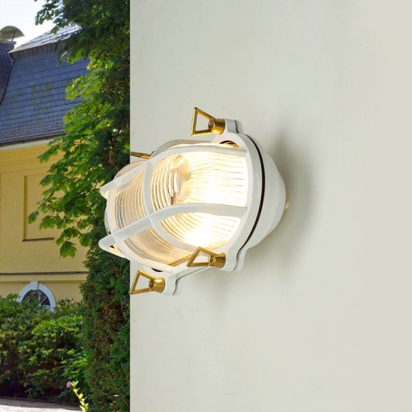 Weiße Außenleuchte mit goldenen Details an einer Wand montiert.