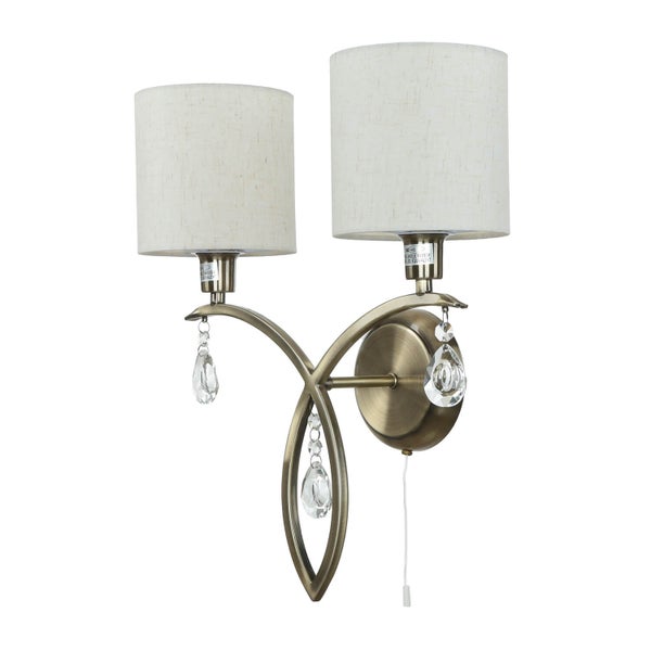 Wandleuchte mit zwei Lampen, Stoffschirmen und dekorativen Glasanhängern.