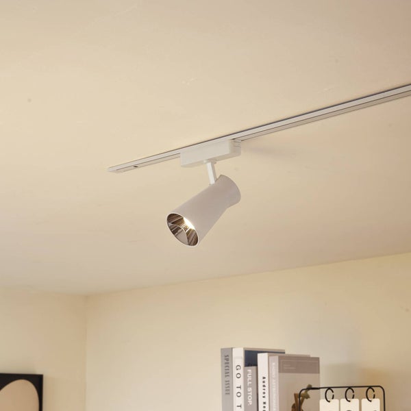 Verstellbarer Strahler für ein Schienensystem an der Decke montiert.