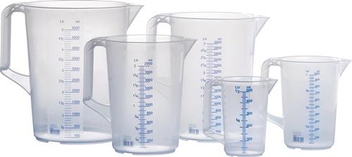 Mehrere transparente Messbecher unterschiedlicher Größe